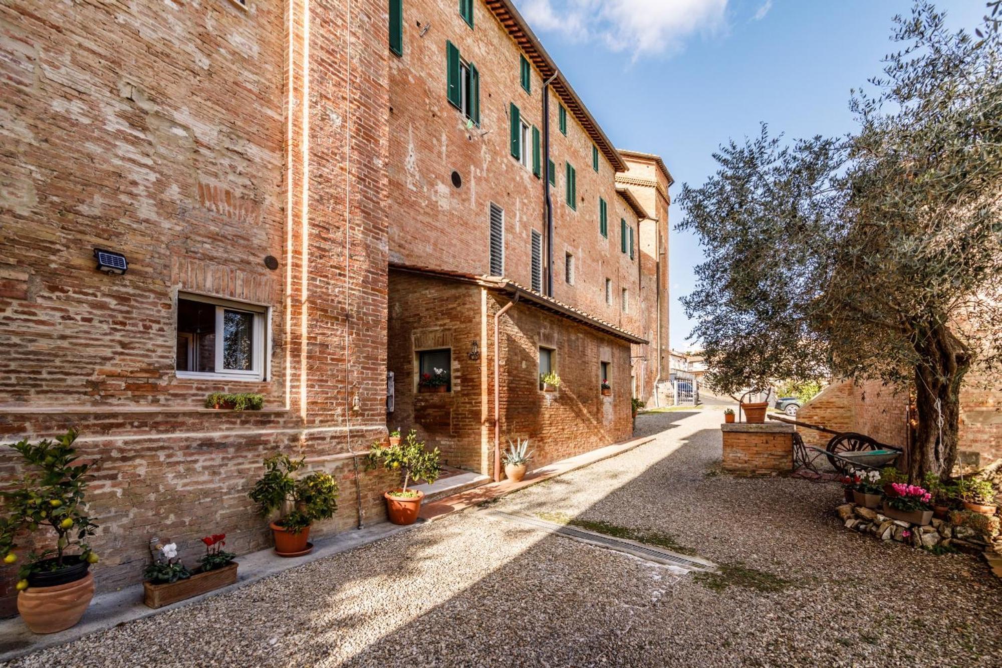 Porta Romana Elegant Apartments With Private Parking! Siena Exterior photo