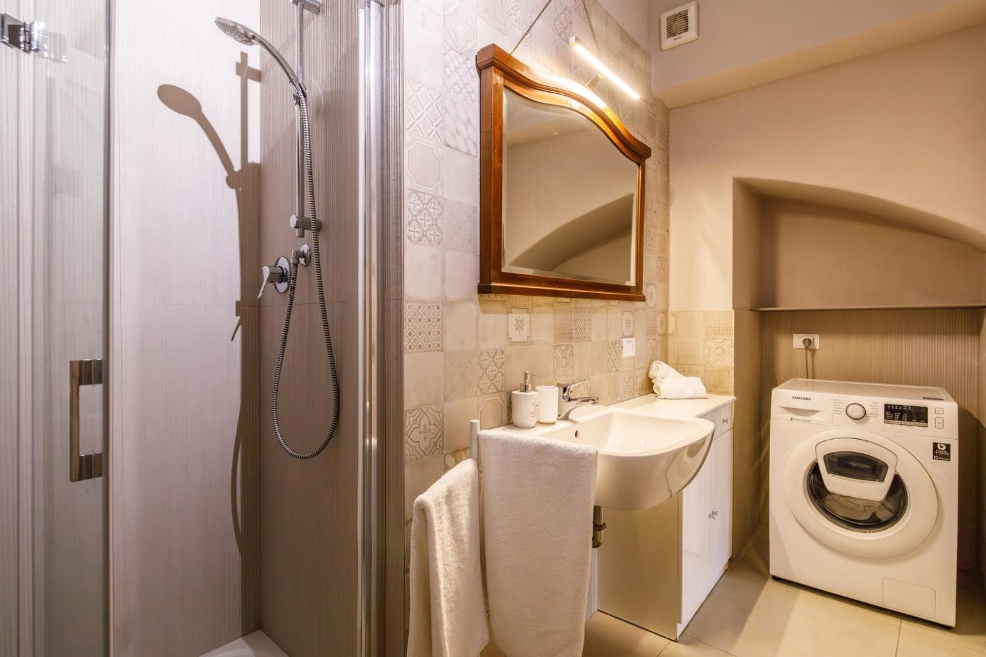 Porta Romana Elegant Apartments With Private Parking! Siena Exterior photo