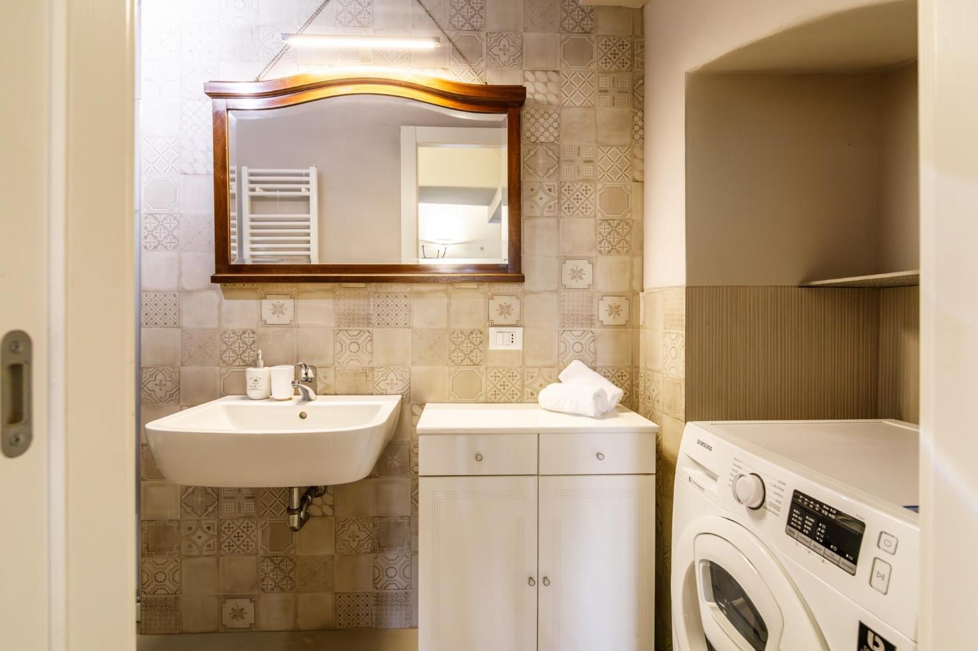 Porta Romana Elegant Apartments With Private Parking! Siena Exterior photo