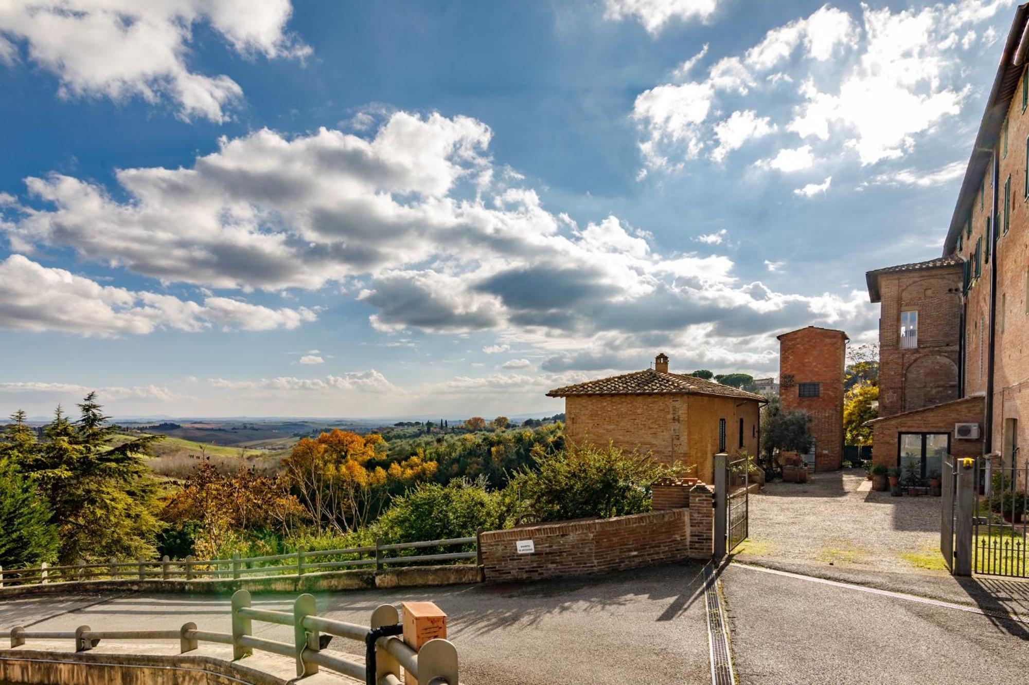 Porta Romana Elegant Apartments With Private Parking! Siena Exterior photo